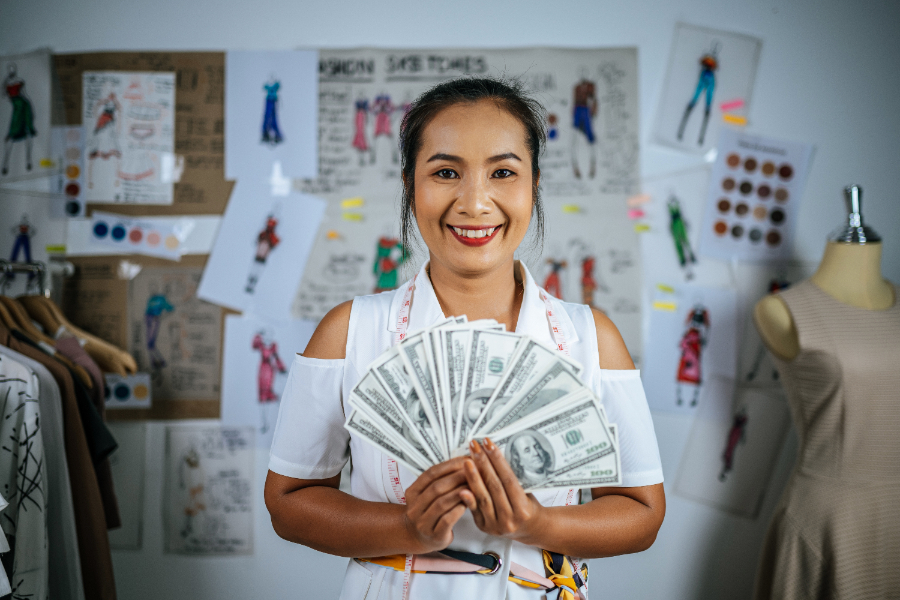 Une femme heureuse de recevoir son salaire d'une micro-entreprise