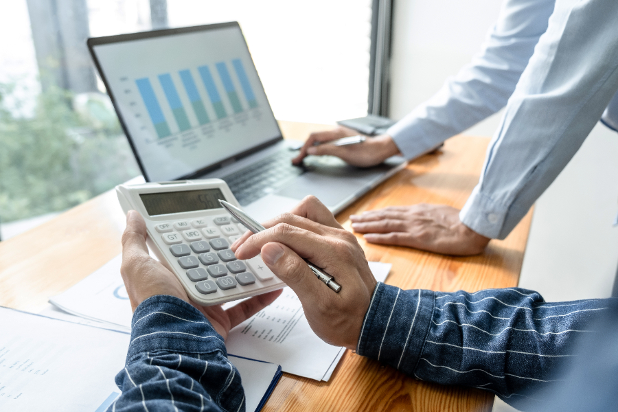 Des hommes d'affaires évaluant le prix de leur fonds de commerce