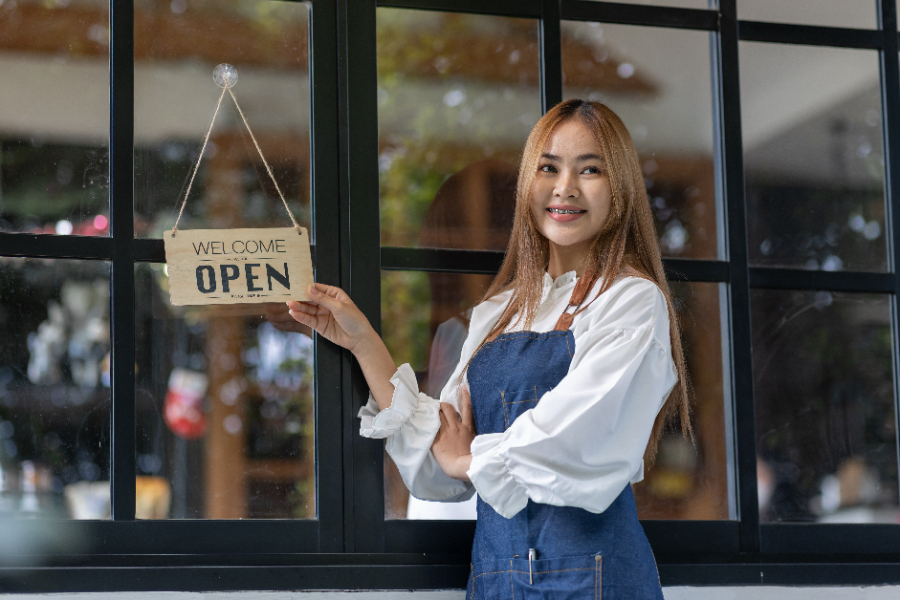 Une jeune femme ouvrant un salon de coiffure dans son village