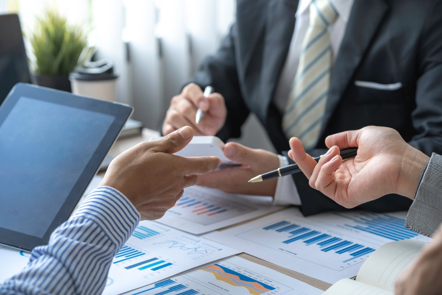 Bureau avec documents administratifs, cachet d’entreprise et contrat de création d’une holding