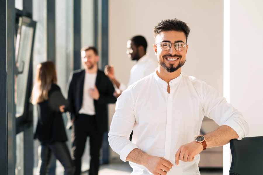 Scène montrant un manager remettant un certificat ou une récompense à un salarié pour son engagement