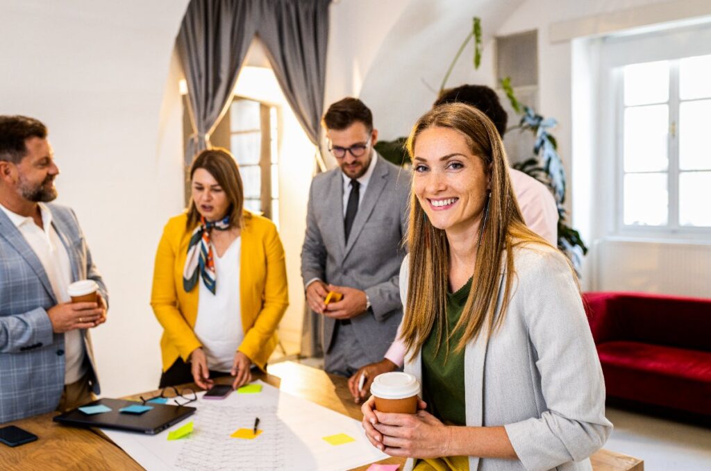 Carnet ouvert avec des croquis et des idées de business à explorer