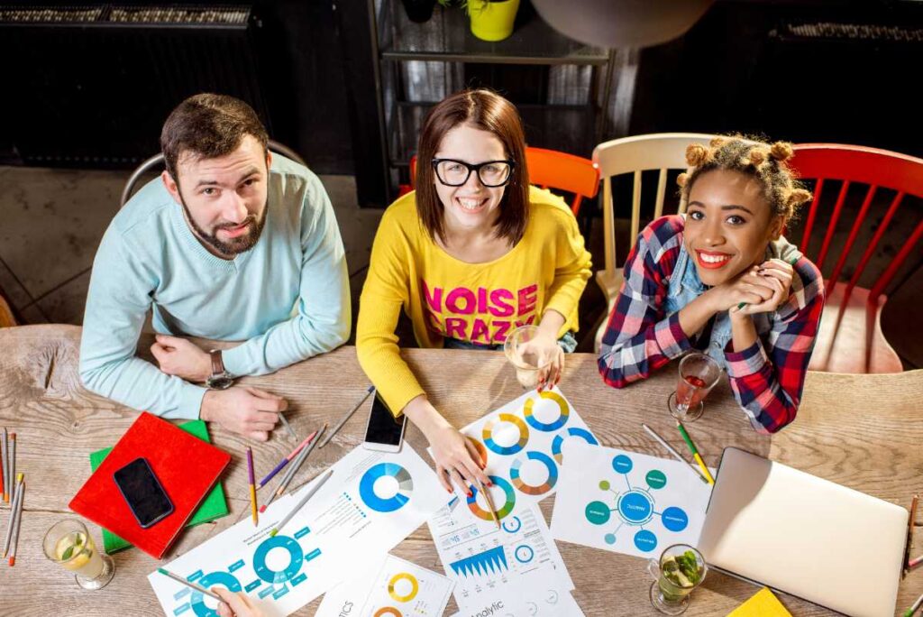 Entrepreneur réfléchissant dans un café, prêt à définir son projet