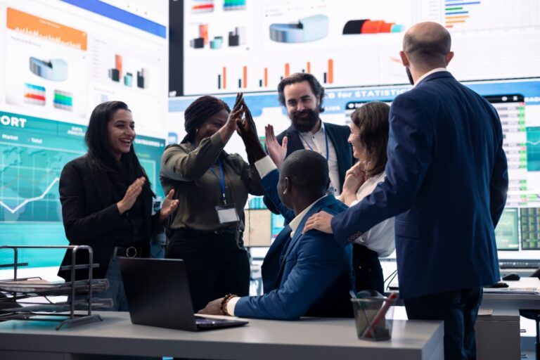 Un stand présente une sélection de goodies soigneusement alignés : stylos, carnets, mugs et porte-clés personnalisés
