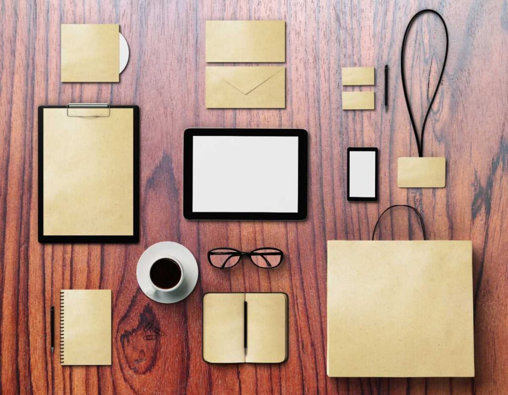 Des partenaires remettent un lot de goodies personnalisés à une responsable d’association souriante