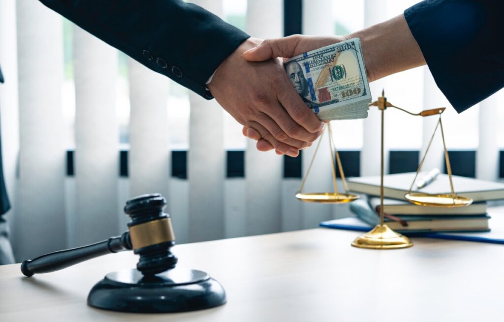 Un client qui donne de l'argent à son avocat après une négociation