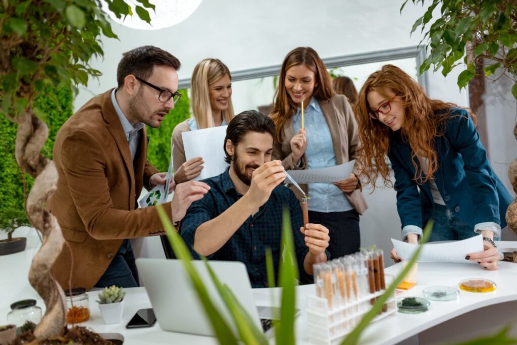 Des collègues faisant un jeu pendant une animation interne dans leur entreprise
