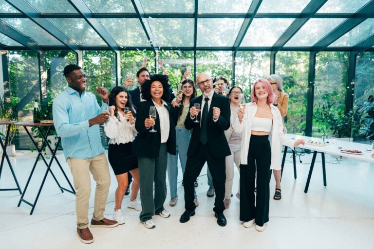 Des collègues qui se retrouvent dans un rendez-vous conviviaux