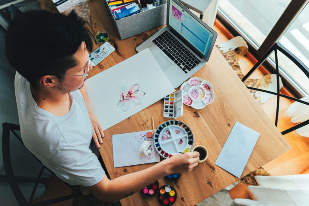 Un homme réalisant un travail créatif dans sa maison