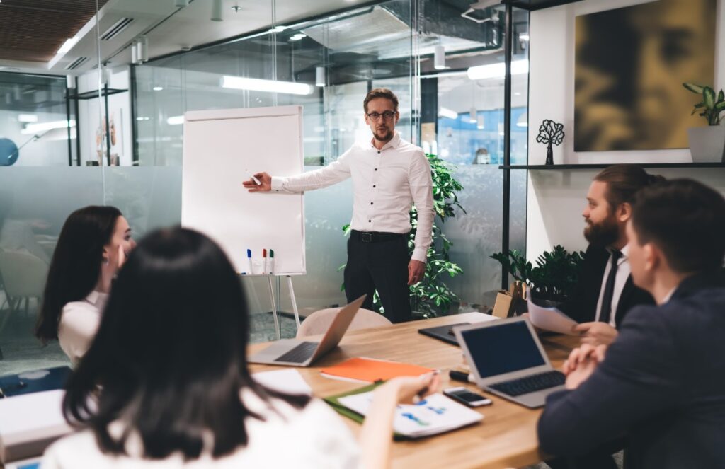 Un responsable donnant des formations aux salariés