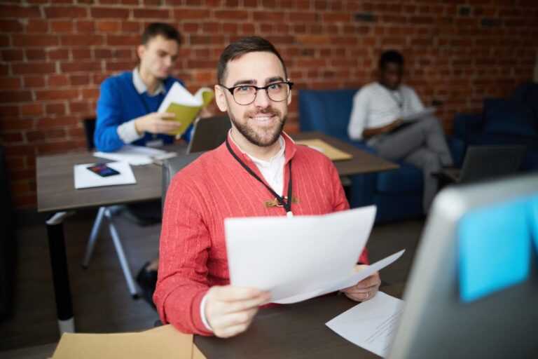 Un salarié dans un bureau ayant un compte CESU