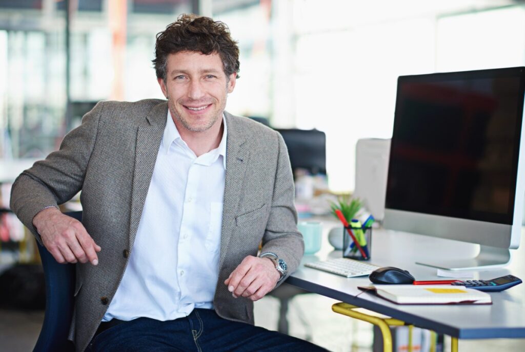 Un salarié assise dans son bureau et qui souhaite créer son entreprise