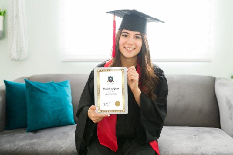 Une jeune étiduante qui tient son diplôme bac