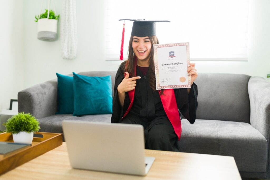 Une jeune fille montrant son diplôme de bac technologique