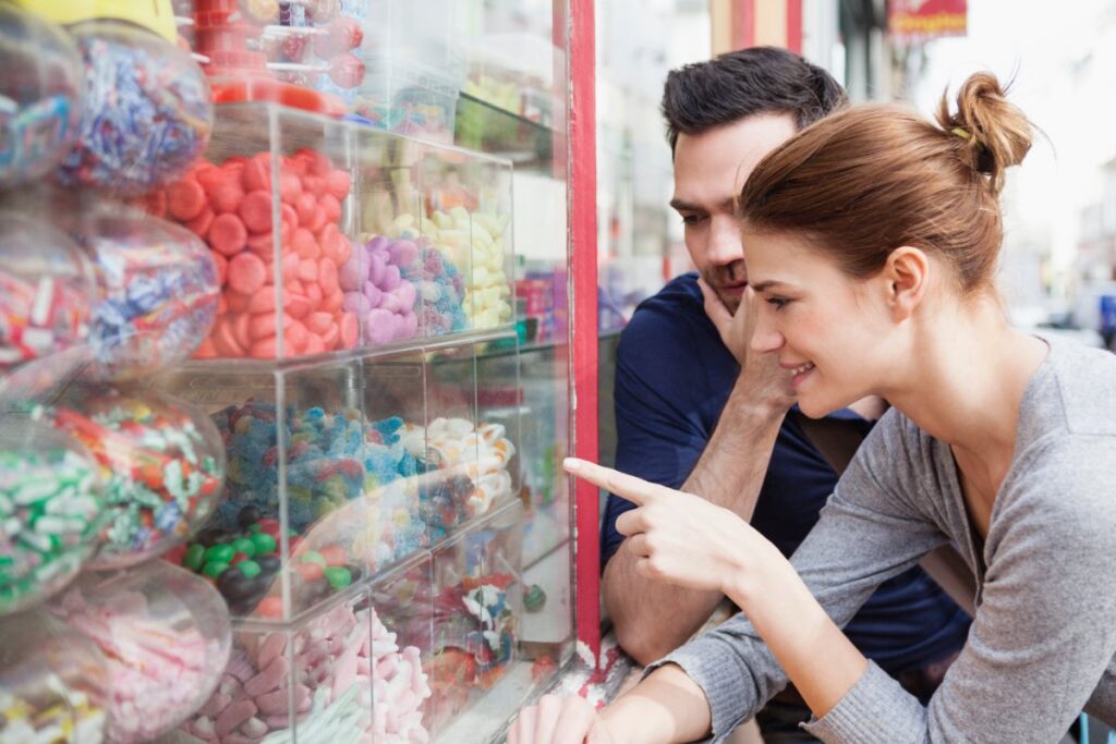 Un couple qui choisi des bonbons 