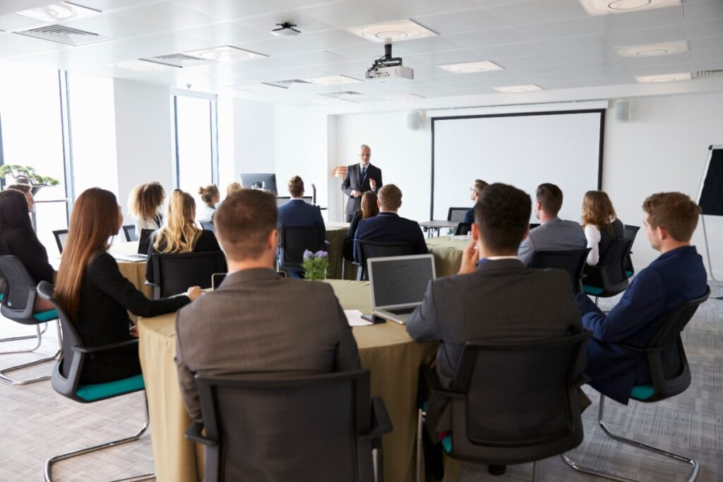 Des gens qui suivent une formation professionnelle dans un centre