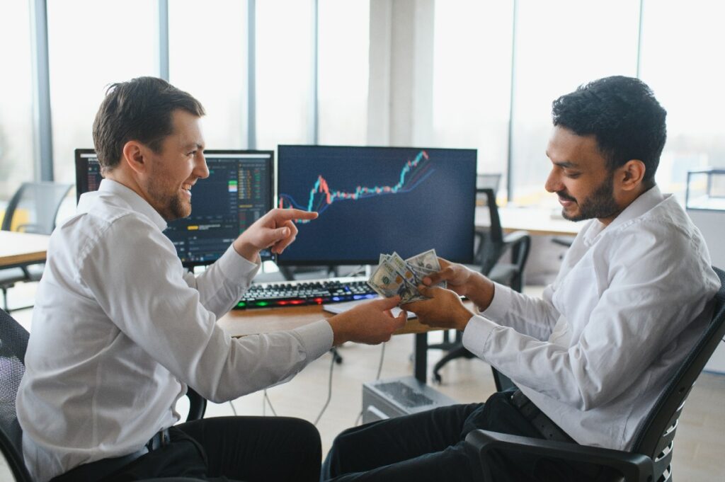 Des hommes d'affaires comptant des fonds de placements