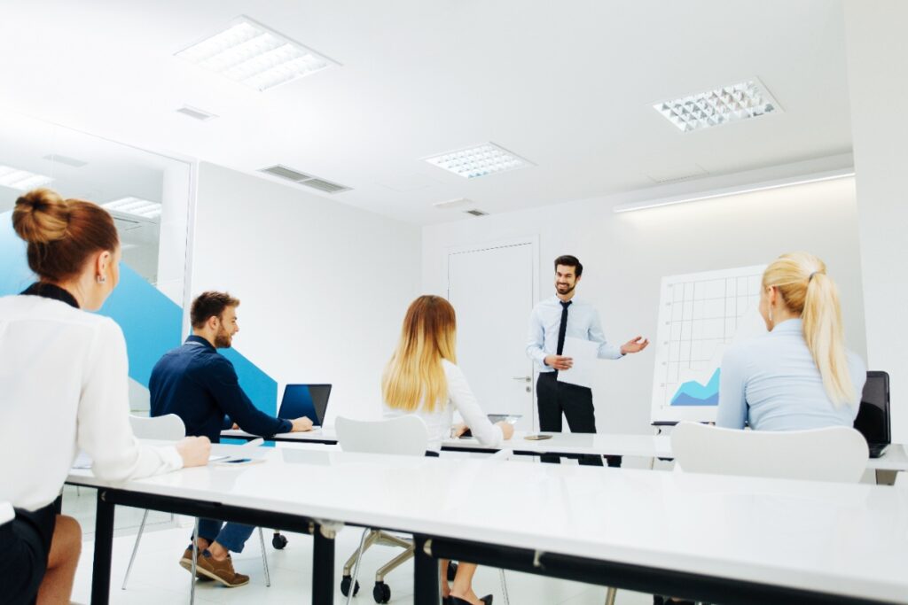Des personnes assisent dans un centre de formation professionnelle avec un formateur