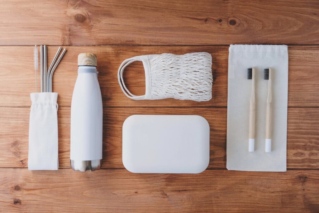 Gourde, brosses à dents et d'autres accessoires idéaux pour une idée de goodies