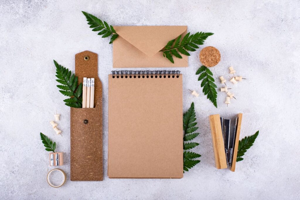 Une enveloppe, un carnet et des stylo made in France