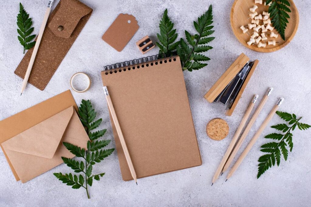 Des goodies personnalisés avec des crayons, enveloppe, carnets et porte clé