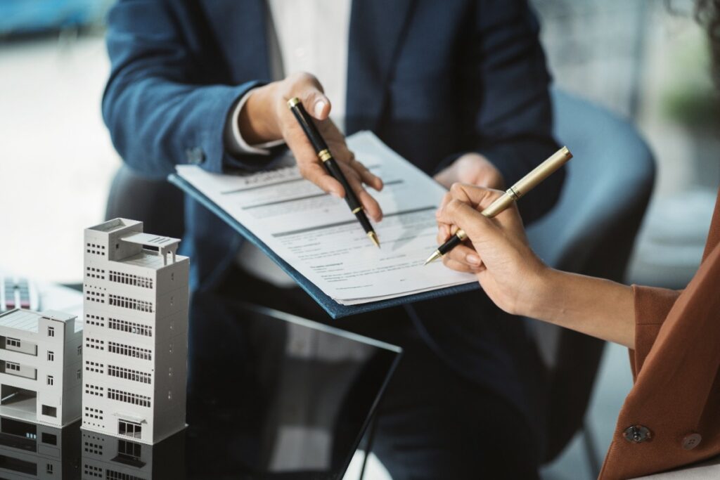 Une personne faisant une signature de contrat au CFE