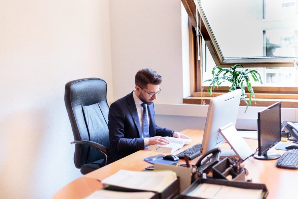 Un auto-entrepreneur travaillant dans un bureau