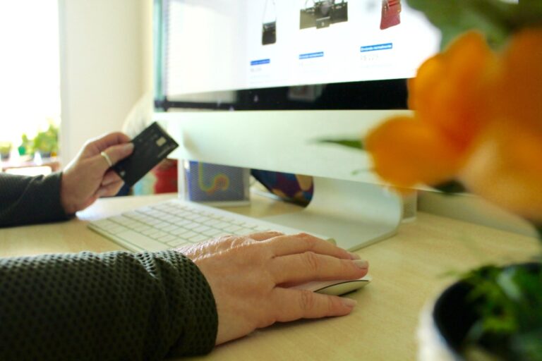 Un employeur qui cherche une due sur le site URSSAF