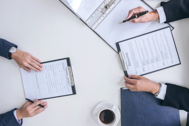 Un entrepreneur effectuant un choix d'un CFE pour la création de son entreprise commerciale