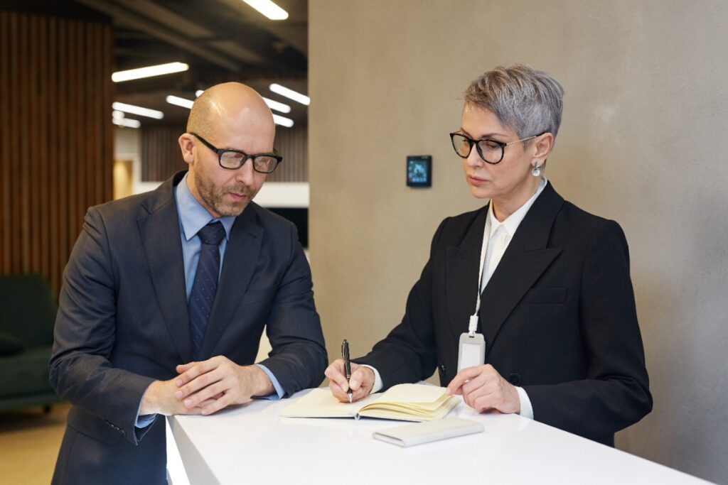 Un entrepreneur qui s'inscrit à la chambre de commerce