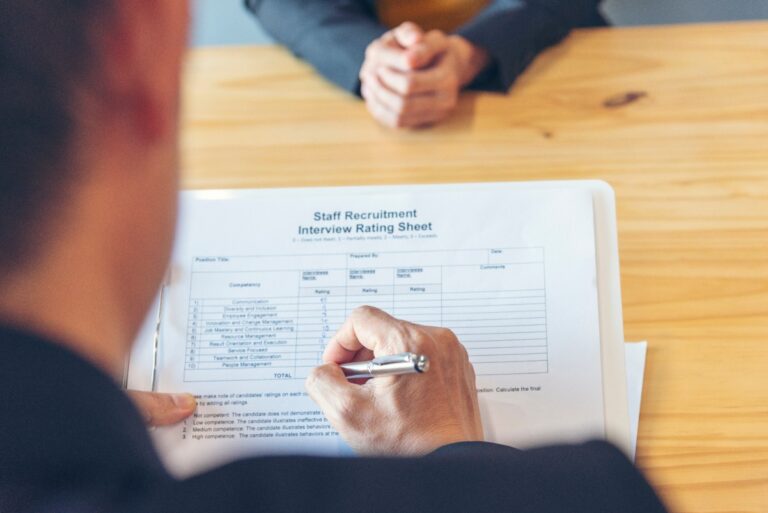 Un entrepreneur qui signe des documents pour la création de son entreprise