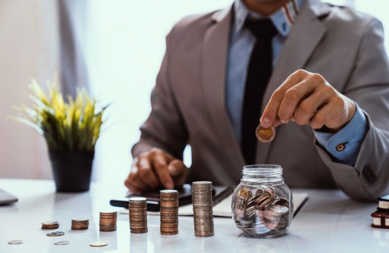 Un homme d'affaire faisant une épargne pour un fonds de placement