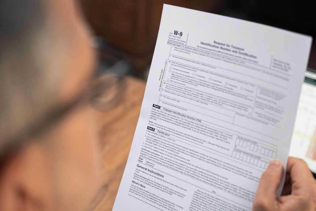 Un homme d'affaire vérifiant un extrait Kbis d'une SAS