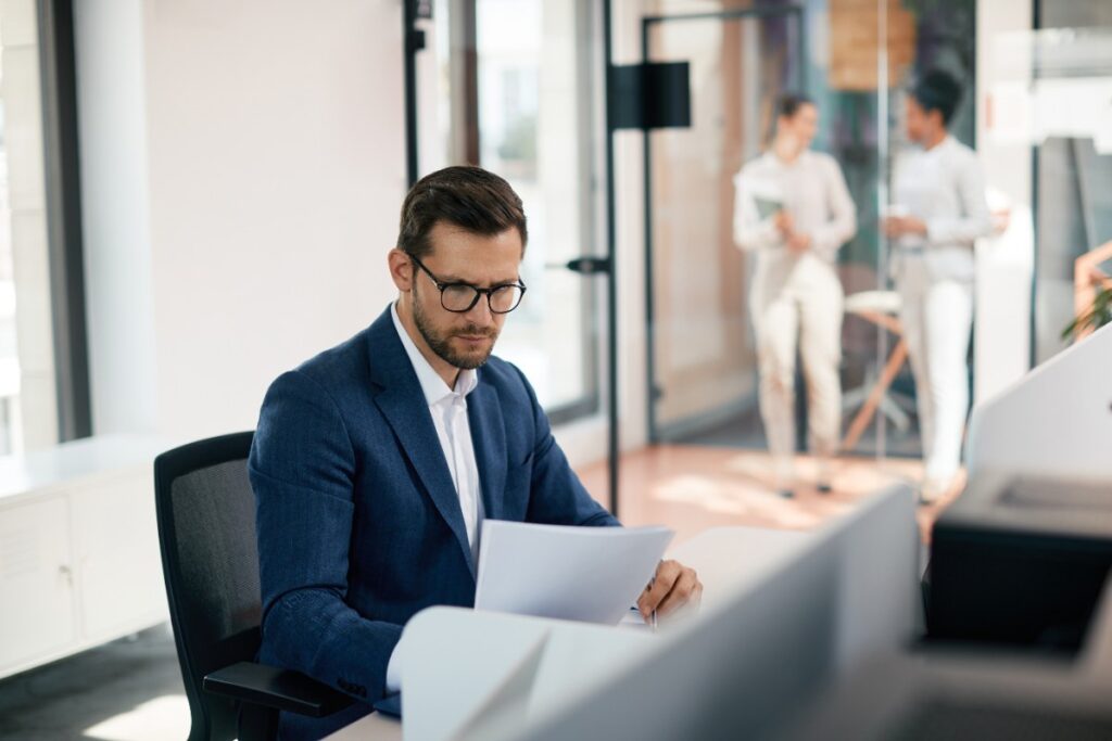Un homme d'affaire travaillant en micro-entreprise