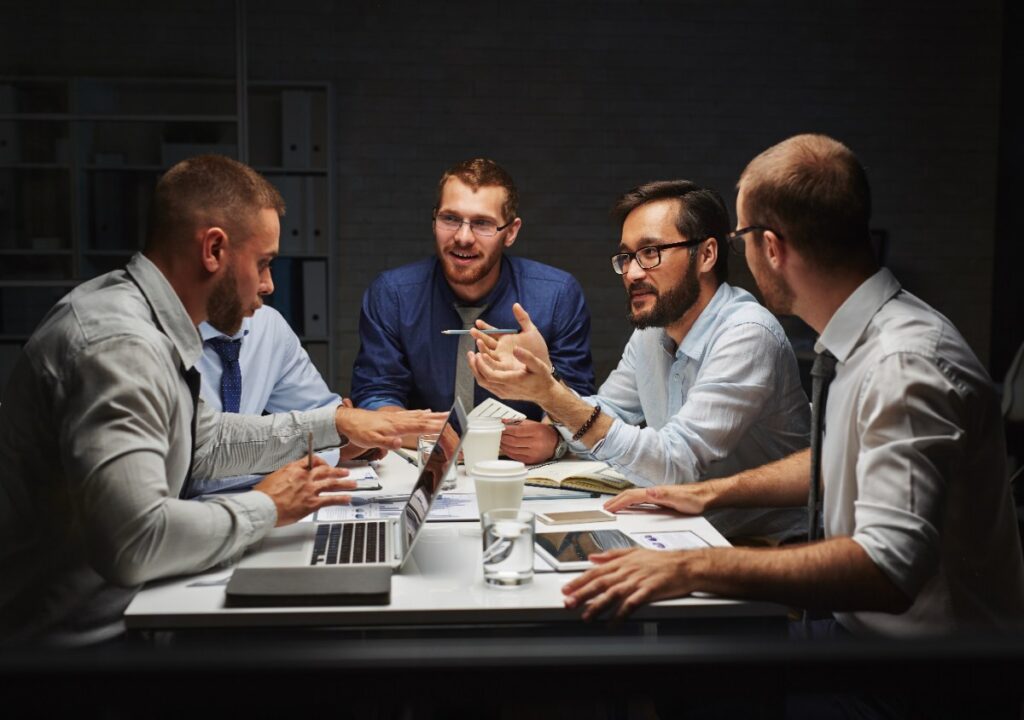 Un manager organisant un projet avec des équipes dans un bureau