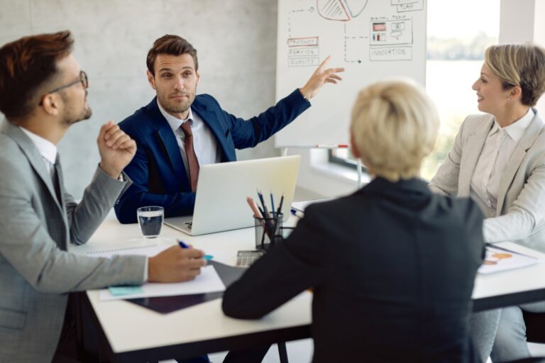 Un manager qui dirige une réunion et planifie un projet