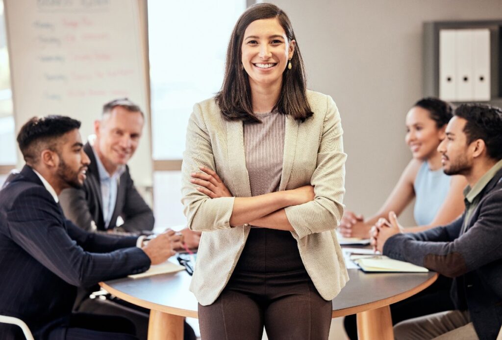 Une femme manager dirigeant une équipe
