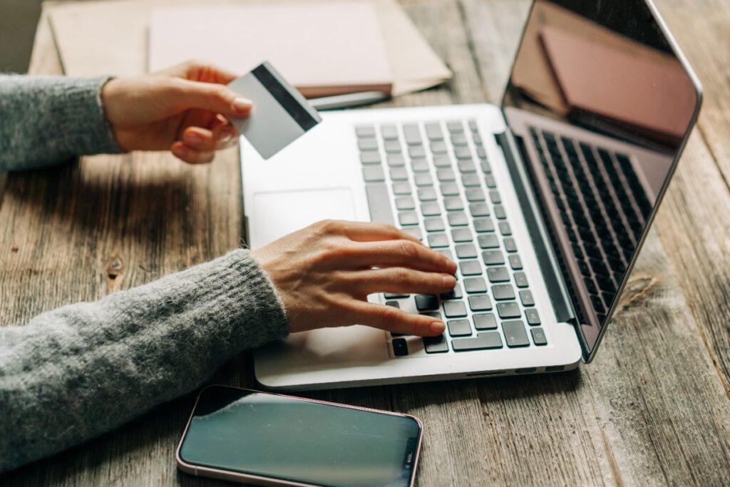 Une personne cherchant une DUE sur le site de l'URSSAF