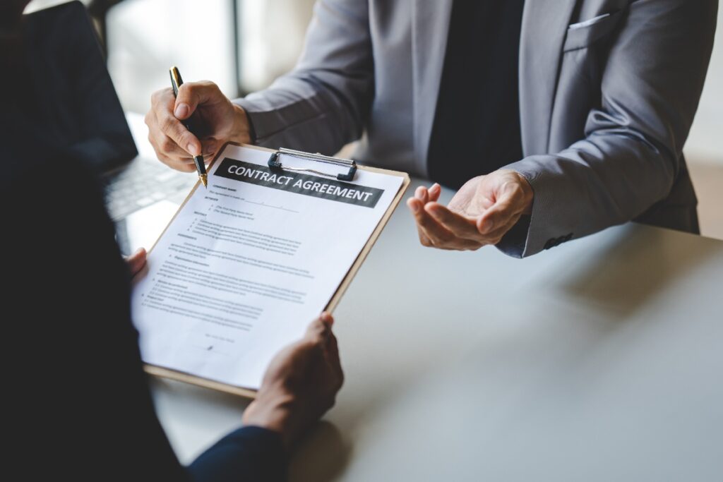 Une personne faisant une inscription dans le registre de commerce