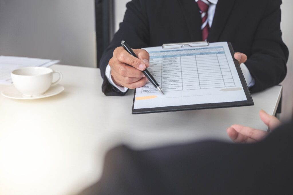 Une personne montrant un document pour une entreprise qui est déjà inscrit au répertoire des métiers