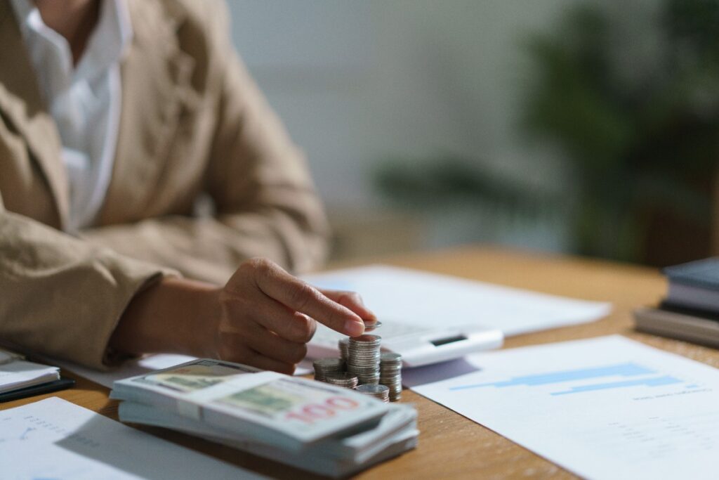 Une personne qui compte son fonds de placement