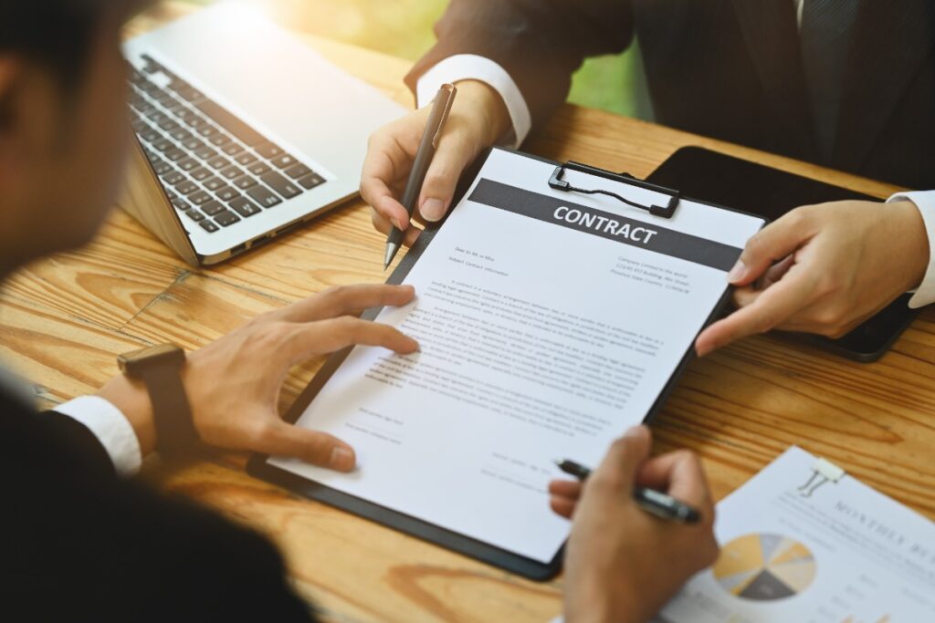 Une personne qui s'apprête à signer un contrat après avoir obtenu une immatriculation de sa société