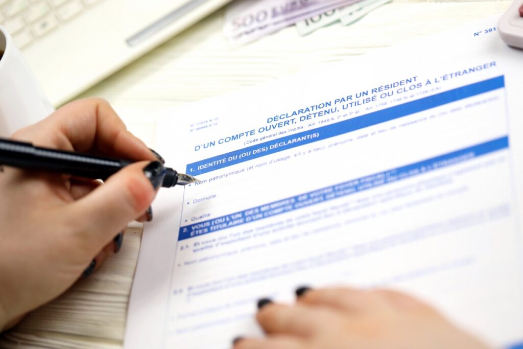 Une personne remplissant un dossier de DSN