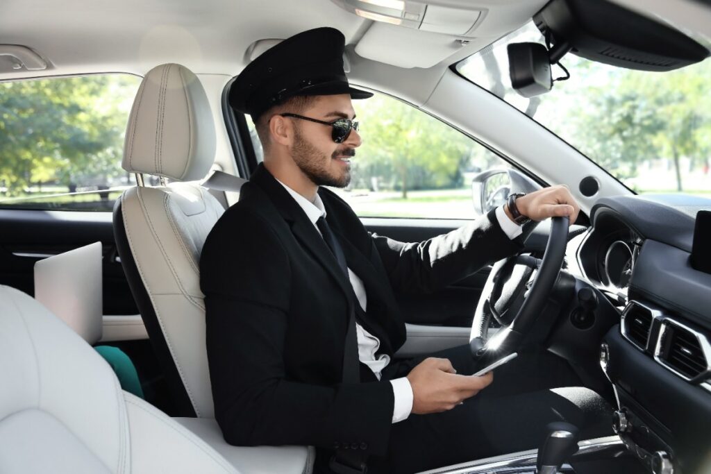 Un chauffeur qui porte une lunette et un chapeau noir