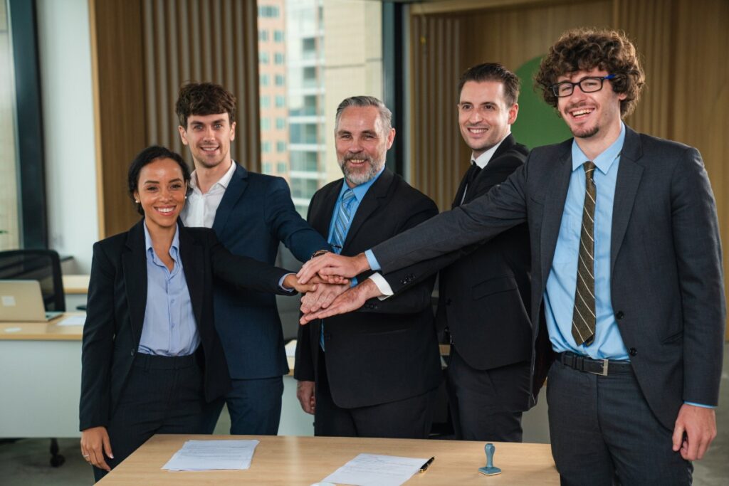 Des employés qui rassemblent leurs mains