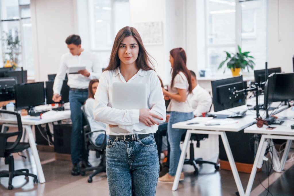 Une femme auto-entrepreneur debout dans une salle