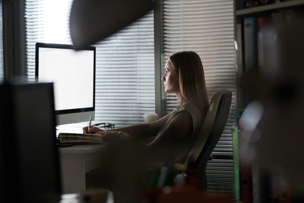 Une personne qui travaille dans un bureau