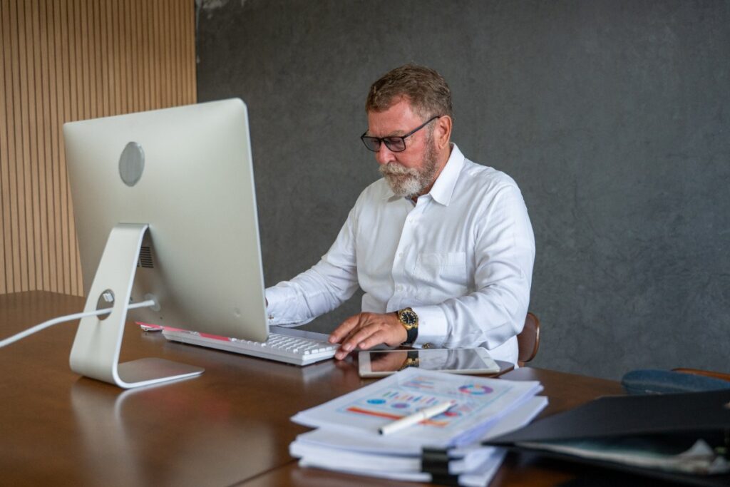 Un grand homme travaillant dans son bureau
