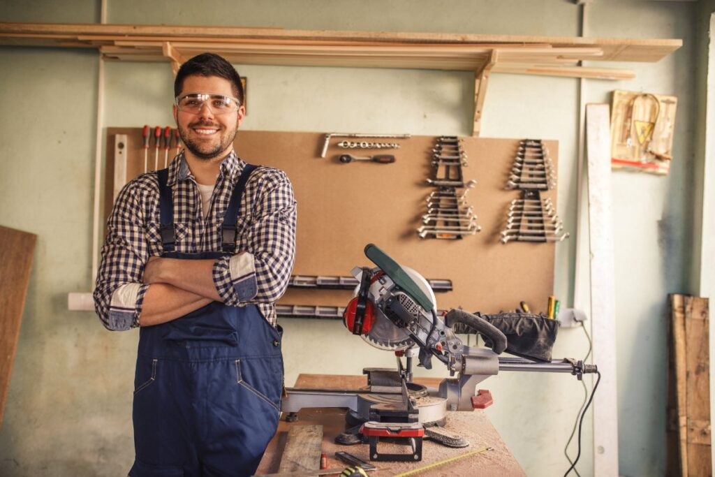 Un homme souriant qui porte une lunette de protection