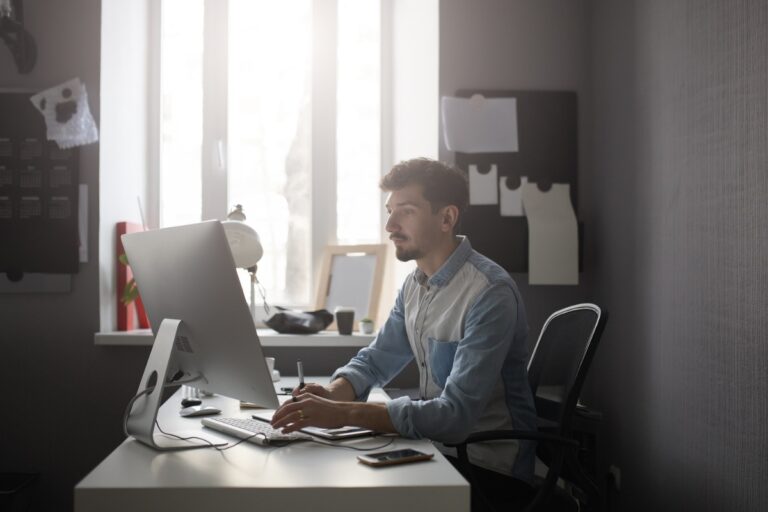 Un jeune homme travaillant avec son ordinateur